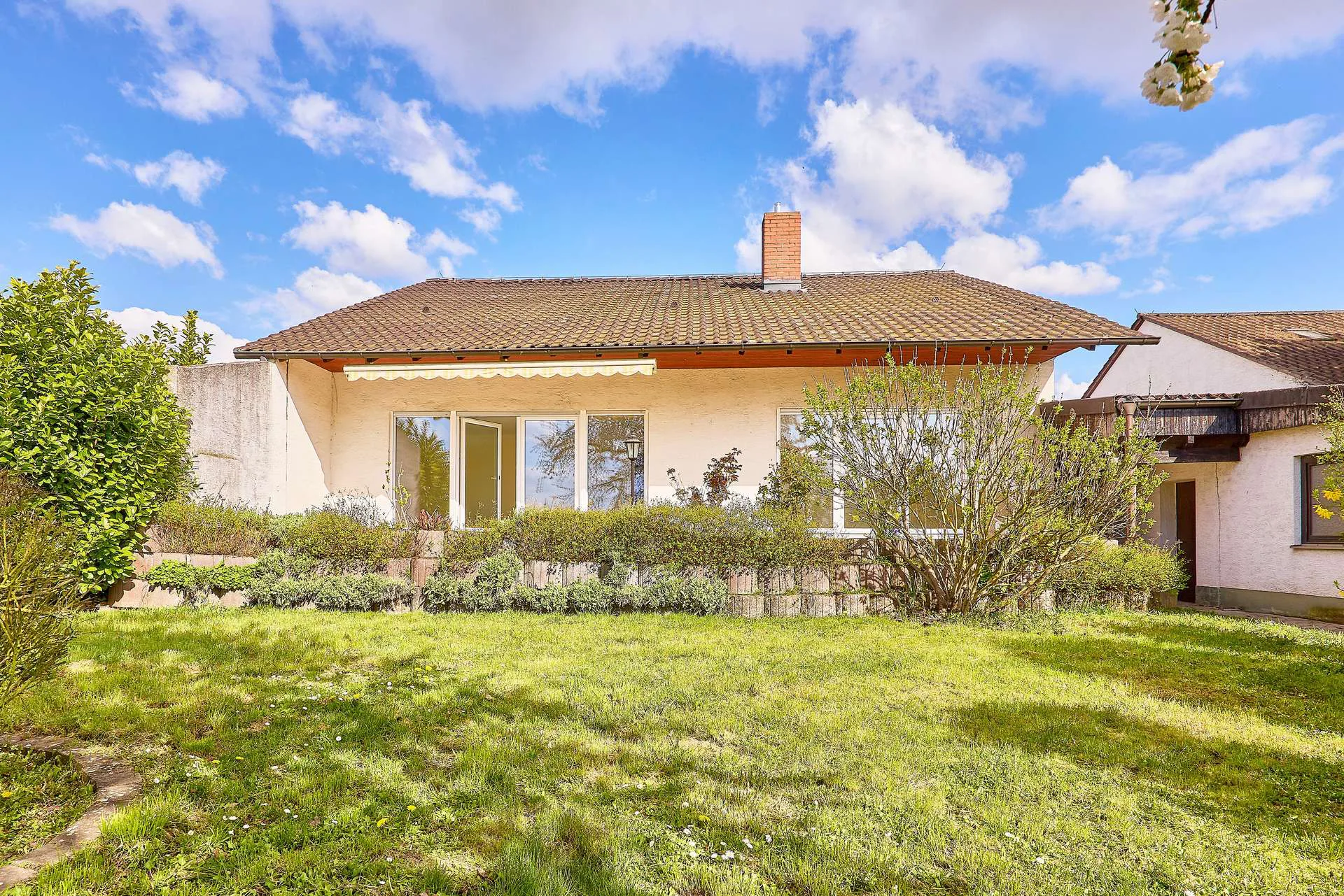 Lichtdurchflutetes Einfamilienhaus mit Wohnkomfort auf einer Ebene, Terrasse und Garten, 67482 Altdorf, Bungalow