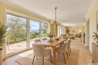 Lichtdurchflutetes Einfamilienhaus mit Wohnkomfort auf einer Ebene, Terrasse und Garten - Wohn- und Esszimmer_KI-generierte Möblierung