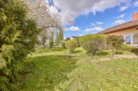 Lichtdurchflutetes Einfamilienhaus mit Wohnkomfort auf einer Ebene, Terrasse und Garten - Garten