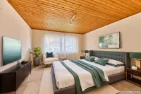Lichtdurchflutetes Einfamilienhaus mit Wohnkomfort auf einer Ebene, Terrasse und Garten - Schlafzimmer_KI-generierte Möblierung