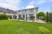 Erfolg hat ein Zuhause - außergewöhnlich wohnen mit der Familie - Garten mit Rückansicht