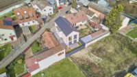 Provisionsfrei - Modern wohnen & genießen: Neubau-Doppelhaushälfte im Erstbezug - Drohnenaufnahme