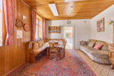 Wohnen mit Perspektive: Einfamilienhaus auf großzügigem Grundstück mit Bauplatz - Wohnzimmer