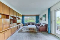 Freistehendes Einfamilienhaus mit vielseitigem Potenzial für persönliche Wohnideen - Wohnzimmer