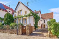 Freistehendes Einfamilienhaus mit vielseitigem Potenzial für persönliche Wohnideen - Außenansicht