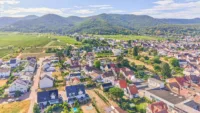 Freistehendes Einfamilienhaus mit vielseitigem Potenzial für persönliche Wohnideen - Drohnenaufnahme