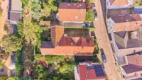 Freistehendes Einfamilienhaus mit vielseitigem Potenzial für persönliche Wohnideen - Drohnenaufnahme