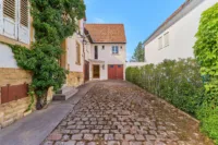 Freistehendes Einfamilienhaus mit vielseitigem Potenzial für persönliche Wohnideen - Hof