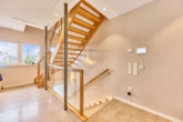 Eleganz trifft Geborgenheit: exklusive Maisonette mit Kamin & Loggia - Treppenaufgang