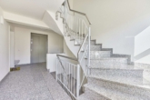 Stilvolle 3-Zimmer-Wohnung mit Balkon & barrierefreiem Komfort - Treppenhaus