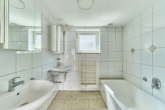 Einladendes Familiendomizil mit beeindruckendem Dachausbau & weitläufigem Garten - Badezimmer