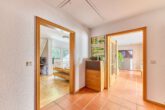 Hochwertiges Zuhause mit Einliegerwohnung & Traumgarten nahe Innenstadt - Flur OG
