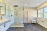 Hochwertiges Zuhause mit Einliegerwohnung & Traumgarten nahe Innenstadt - Badezimmer