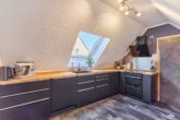 Hochwertiges Zuhause mit Einliegerwohnung & Traumgarten nahe Innenstadt - Küche OG