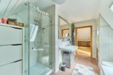 Hochwertiges Zuhause mit Einliegerwohnung & Traumgarten nahe Innenstadt - Badezimmer OG