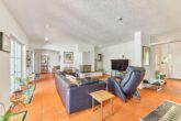 Hochwertiges Zuhause mit Einliegerwohnung & Traumgarten nahe Innenstadt - Wohnzimmer