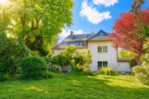 Hochwertiges Zuhause mit Einliegerwohnung & Traumgarten nahe Innenstadt - Gartenansicht