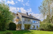 Großzügiges Zuhause mit Wintergarten, weitläufigem Außenbereich & Einliegerwohnung - Rückansicht
