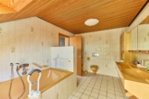 Großzügiges Zuhause mit Wintergarten, weitläufigem Außenbereich & Einliegerwohnung - Badezimmer