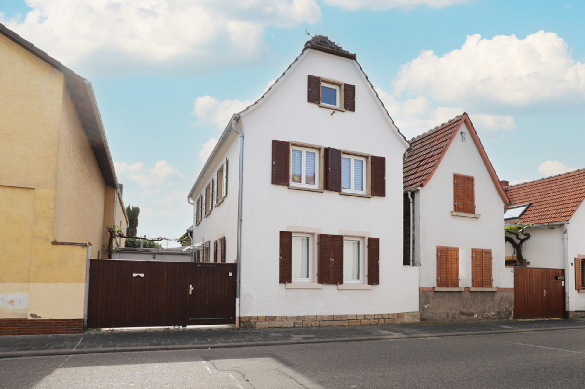 Gepflegtes Einfamilienhaus mit Garage und Garten in zentrumsnaher Lage von Haßloch, 67454 Haßloch, Einfamilienhaus