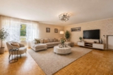Exklusiv saniertes Traumzuhause in begehrter Lage - ideal für Familien und Generationen - Wohnzimmer (digitales staging)