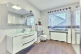 Exklusiv saniertes Traumzuhause in begehrter Lage - ideal für Familien und Generationen - Badezimmer