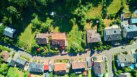 Ihr Architektenhaus mit unverbauter Aussicht – Hanggrundstück am Pfälzerwald - Drohne