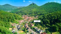 Ihr Architektenhaus mit unverbauter Aussicht – Hanggrundstück am Pfälzerwald - Drohne