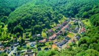 Ihr Architektenhaus mit unverbauter Aussicht – Hanggrundstück am Pfälzerwald - Drohnenaufnahme