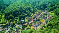 Ihr Architektenhaus mit unverbauter Aussicht – Hanggrundstück am Pfälzerwald - Drohnenaufnahme