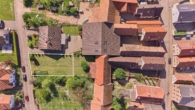 Attraktiver Bauplatz für Ein- bis Mehrfamilienhaus in ruhiger Lage - Drohnenaufnahme