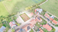 Baugrundstück zur Verwirklichung Ihrer Träume - ideal für einen Bungalow in schöner Feldrandlage - Luftaufnahme