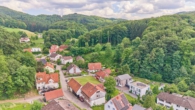 Einfamilienhaus in idyllischer Waldrandlage mit schönem Wohnambiente & traumhaftem Garten - Drohnenaufnahme