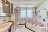 Einfamilienhaus in idyllischer Waldrandlage mit schönem Wohnambiente & traumhaftem Garten - Badezimmer