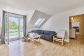 Moderne & helle 4-Zimmer-Wohnung mit kompakter Raumaufteilung & Balkon - Wohnzimmer