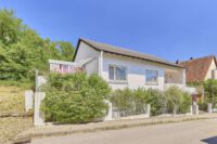 Absolute Ruhe am Waldrand – großzügiges Familienhaus mit erholsamen Außenbereich - Straßenansicht