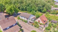 Absolute Ruhe am Waldrand – großzügiges Familienhaus mit erholsamen Außenbereich - Drohnenaufnahme