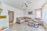 Absolute Ruhe am Waldrand – großzügiges Familienhaus mit erholsamen Außenbereich - Wohnzimmer