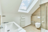 Moderne & hochwertige 4-Zimmer-Maisonette mit Galerie & Loft-Flair - Badezimmer_DG