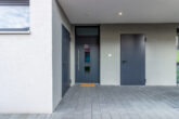 Moderne, barrierefreie 4-Zimmer-Wohnung mit Loggia im beliebten Lachen-Speyerdorf - Eingangsbereich Außen