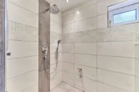 Modernisiertes Einfamilienhaus mit Einliegerwohnung & separater Halle in attraktiver Weinberglage - Dusche_Saunabereich