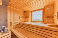 Modernisiertes Einfamilienhaus mit Einliegerwohnung & separater Halle in attraktiver Weinberglage - Sauna