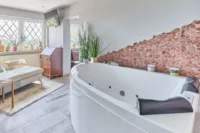 Modernisiertes Einfamilienhaus mit Einliegerwohnung & separater Halle in attraktiver Weinberglage - Wellnessbereich
