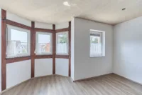 Modernisiertes Einfamilienhaus mit Einliegerwohnung & separater Halle in attraktiver Weinberglage - 2-ZKB_Wohnzimmer_KI-generiert_Mobiliar entfernt