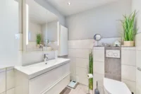 Modernisiertes Einfamilienhaus mit Einliegerwohnung & separater Halle in attraktiver Weinberglage - WC
