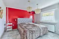 Modernisiertes Einfamilienhaus mit Einliegerwohnung & separater Halle in attraktiver Weinberglage - Schlafzimmer