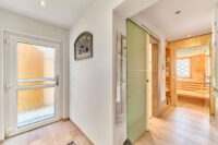Modernisiertes Zweifamilienhaus mit separatem Lager in toller Weinberglage - Flur