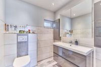 Modernisiertes Zweifamilienhaus mit separatem Lager in toller Weinberglage - WC