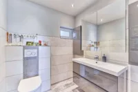 Modernisiertes Einfamilienhaus mit Einliegerwohnung & separater Halle in attraktiver Weinberglage - WC