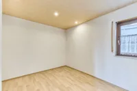 Modernisiertes Einfamilienhaus mit Einliegerwohnung & separater Halle in attraktiver Weinberglage - 2-ZKB_Schlafzimmer_KI-generiert_Mobiliar entfernt